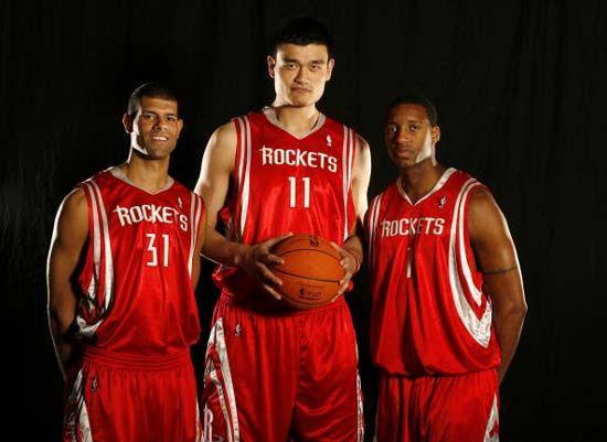 广州队主帅临场调整显功力（广州队主帅现场指挥见真章）