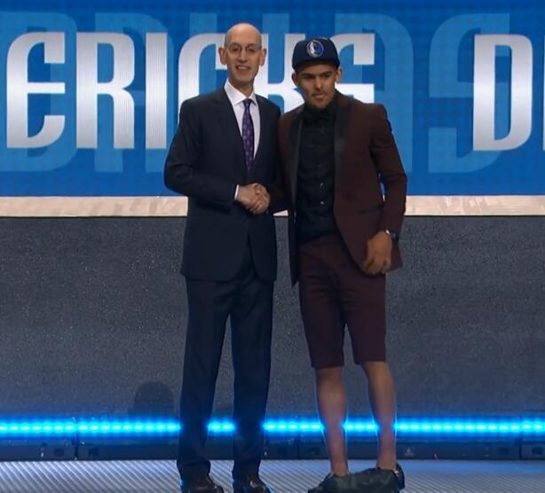 篮球湖人替补锋线表现抢眼（湖人替补锋线发挥出色）