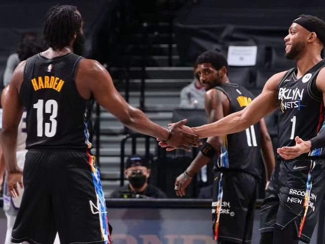 我是个初中生，我的生活是被足球，学习和说唱填满的...（初中生日常：足球、学业与说唱填满我的生活）