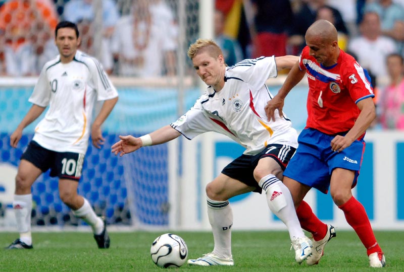 不再兼任主帅！周鹏上赛季交出13.2分3.1板2.2助攻（卸下主帅身份！周鹏上季场均13.2分3.1板2.2助攻）