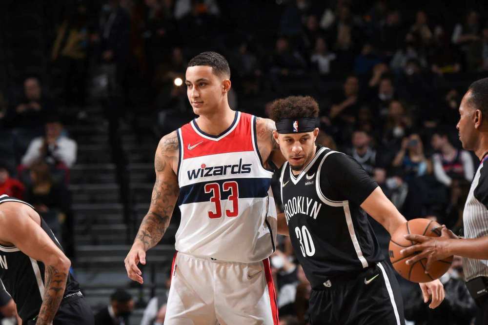 世体：埃里克-加西亚将戴面具随队出征，但弗里克不会让他首发（世体：埃里克-加西亚将戴面具随队启程，弗里克暂不安排其首发）