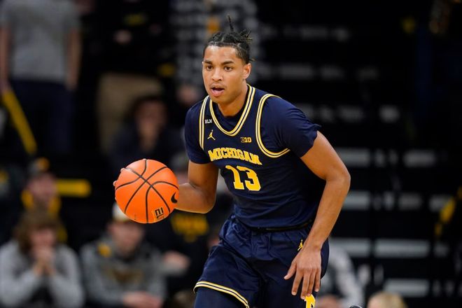 王哲林半场表现抢眼，高效得分与篮板同步提升（王哲林半场大放异彩，得分高效篮板齐飞）