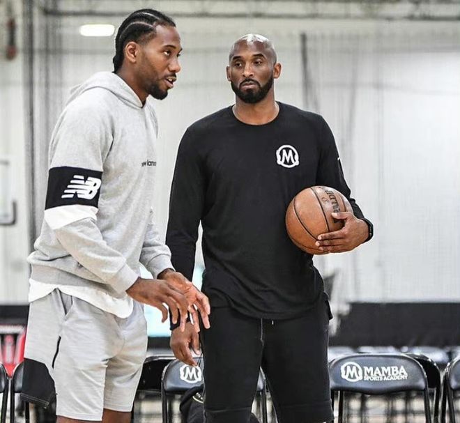 王鹤棣见老师落泪后调皮盖帽（老师落泪后，王鹤棣顽皮来个盖帽）