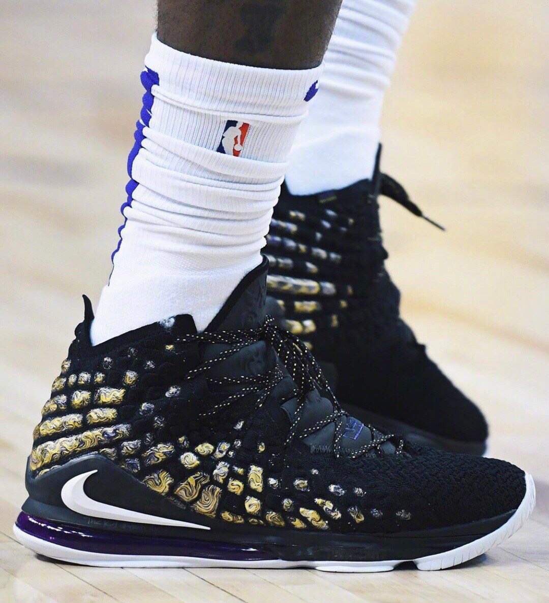 37岁库里太疯狂！刷新NBA过去79年三分纪录，勇士却吞三连败（37岁库里逆天改写NBA79年三分纪录，勇士却苦吞三连败）