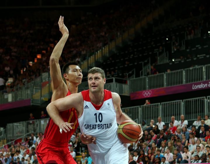 残特奥会选手与领跑员携手冲线夺冠（残特奥会选手与领跑员并肩冲线夺魁）