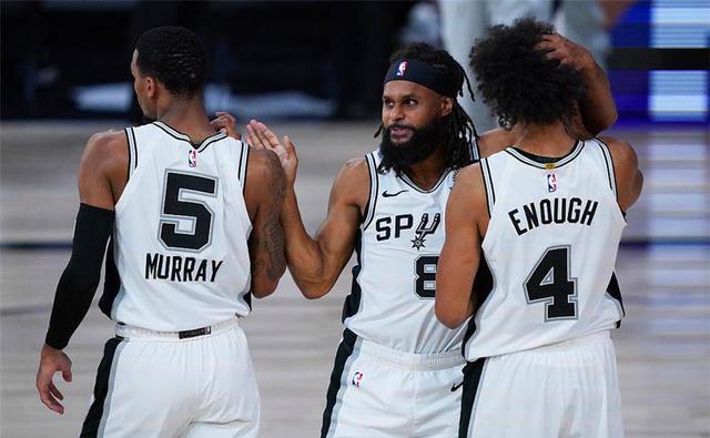 西甲：皇马客场1-1战平比利亚雷亚尔（西甲：皇马客场与比利亚雷亚尔1-1战成平局）