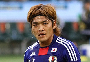 辛辛那提中场吉迪赛后与梅西交换球衣，双方握手并拥抱（梅西与辛辛那提中场吉迪赛后互换球衣，握手相拥）